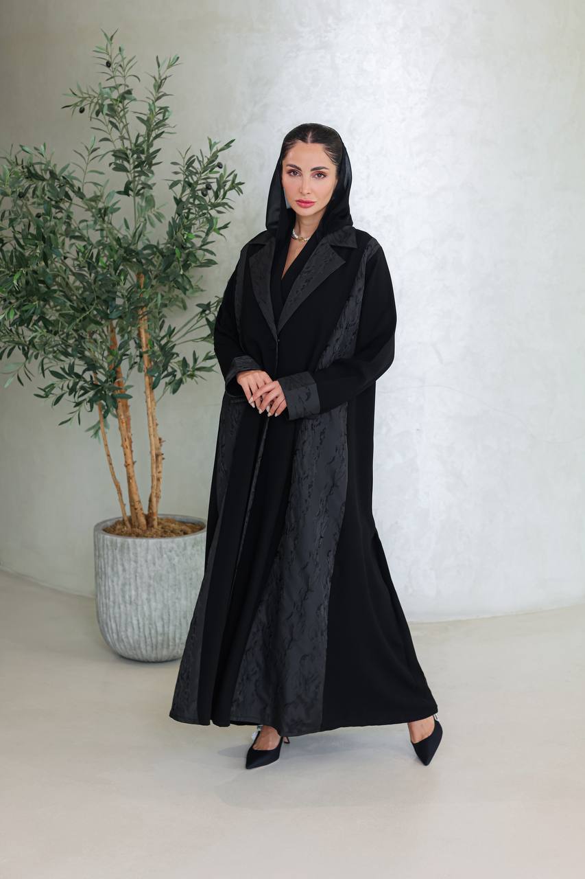 عباية سوداء من الكريب مع نقش الجاكار. C:6670