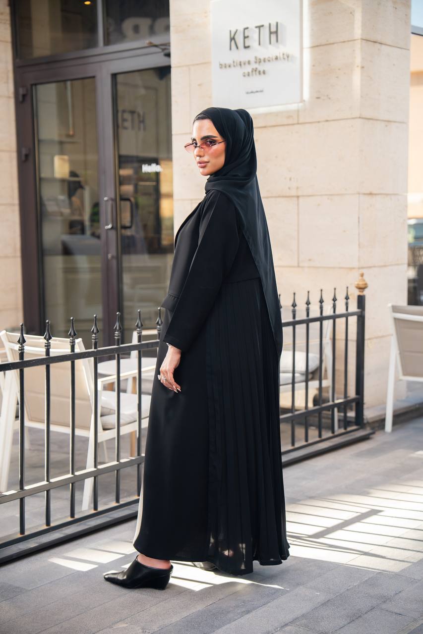 عباية بليزر من الكريب الأسود مع غطاء كلوش مطوي C:6680