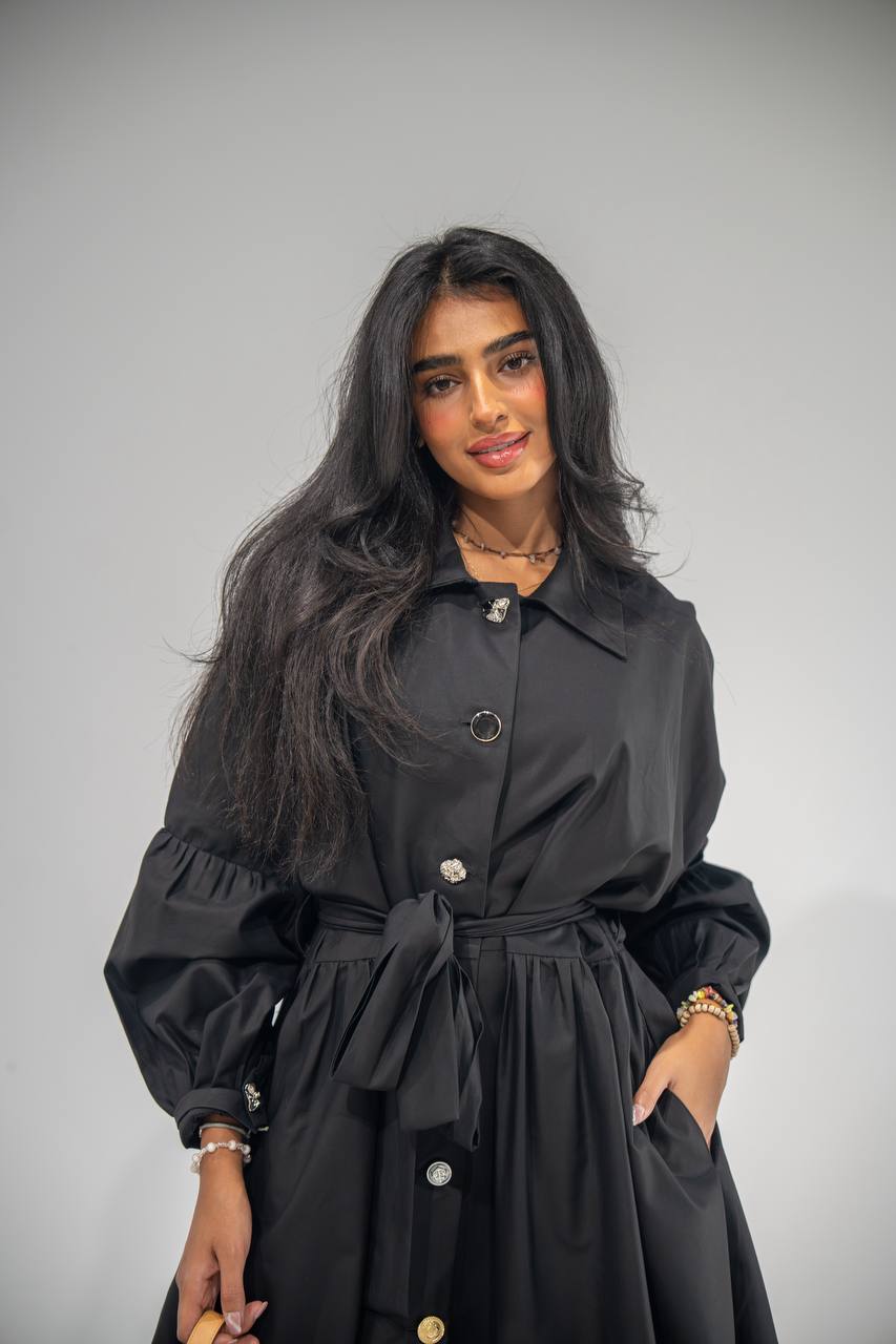 Elegant free size trench coat, in black. C:6685 Black