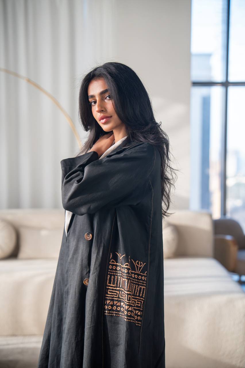 عباية بليزر من الكتان باللون الأسود، مزينة بتطريز. C:6687