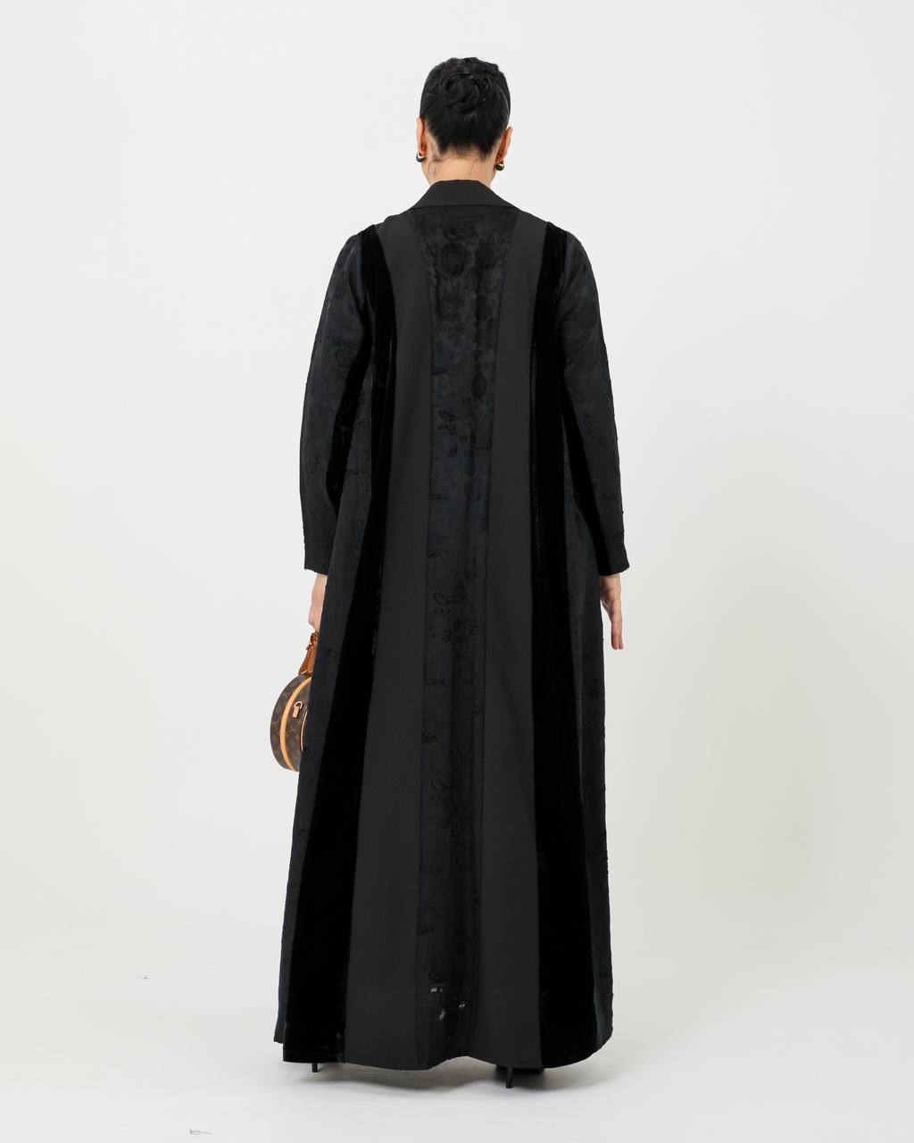 Crepe blazer abaya with velvet, in black color . 6729