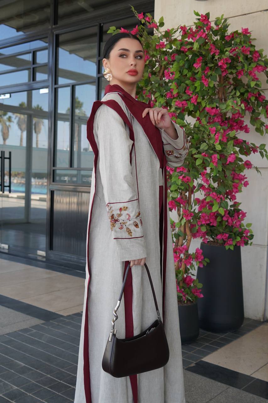 عباية بليزر من الكتان البيج بتفاصيل مطرزة يدويًا. C:6755