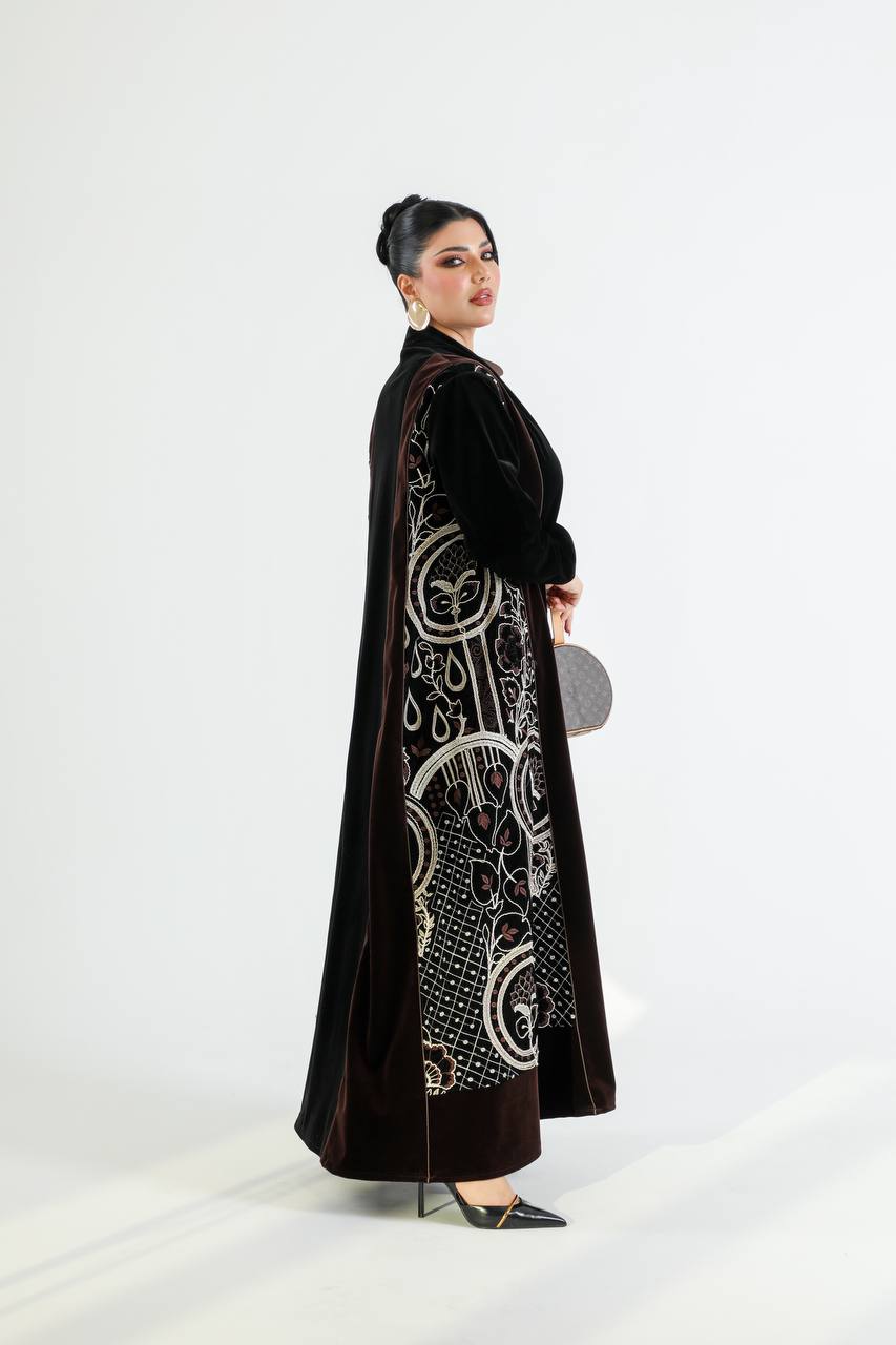 عباية مخملية سوداء وبنية اللون مطرزة. C:6725