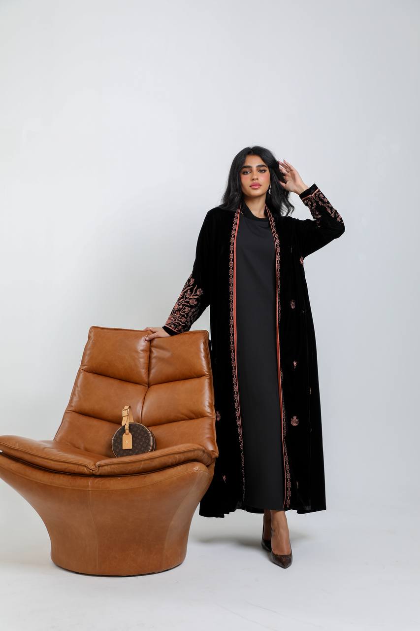 عباية مخملية سوداء مطرزة باللون البرتقالي. C:6721