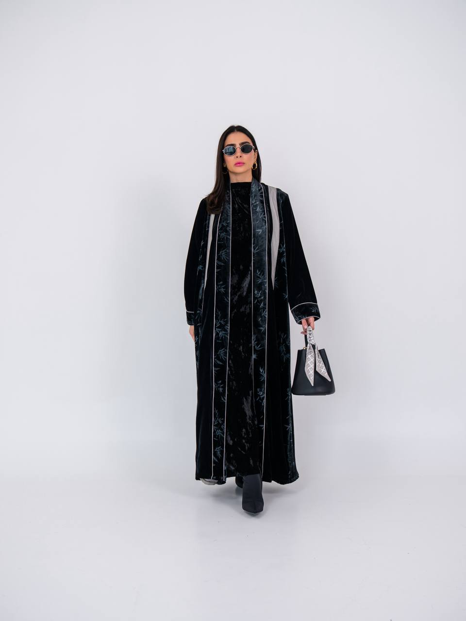 Velvet abaya with crepe, in black. C:6740