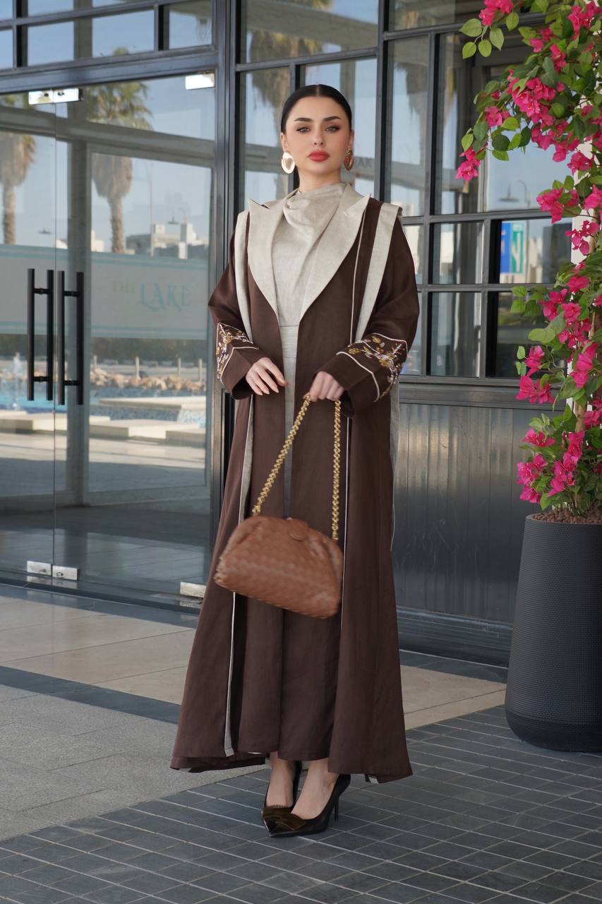عباية بليزر من الكتان البني بتفاصيل مطرزة يدويًا. C:6755