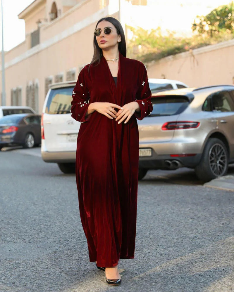 عباية مخملية مع تطريز فضي