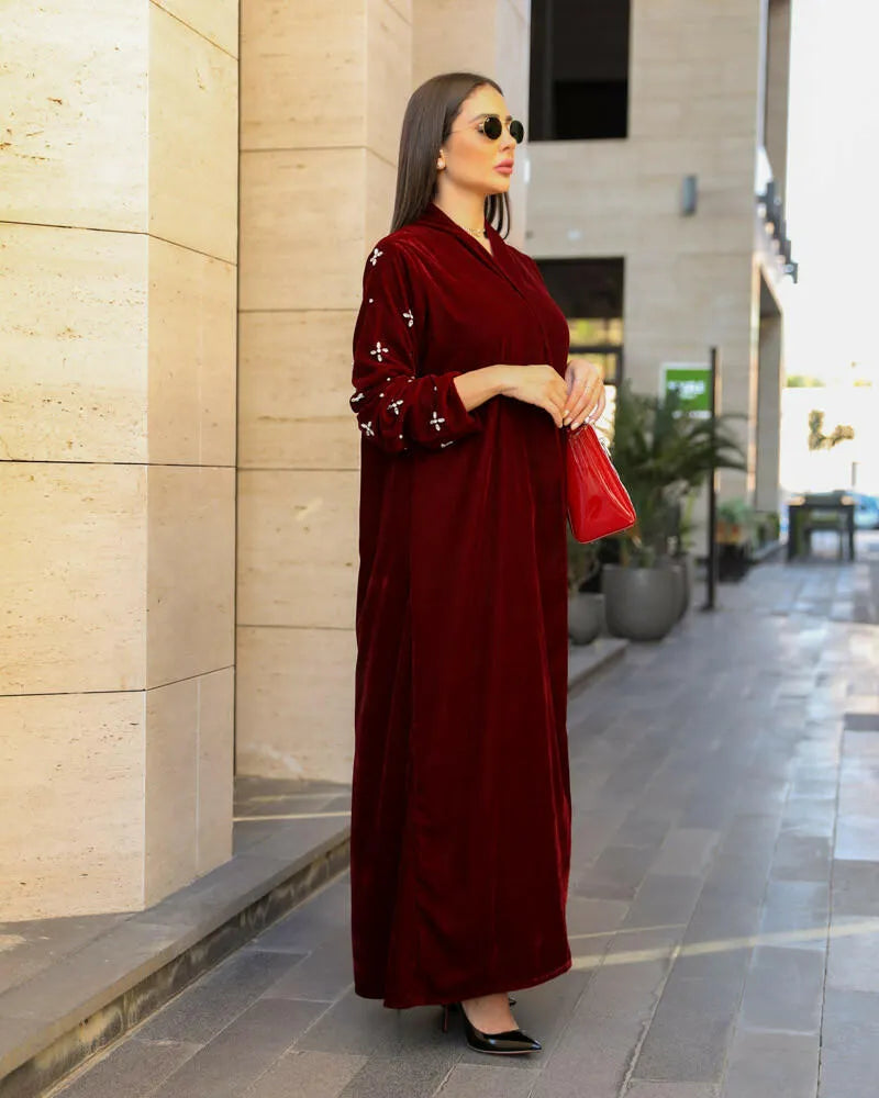 عباية مخملية مع تطريز فضي