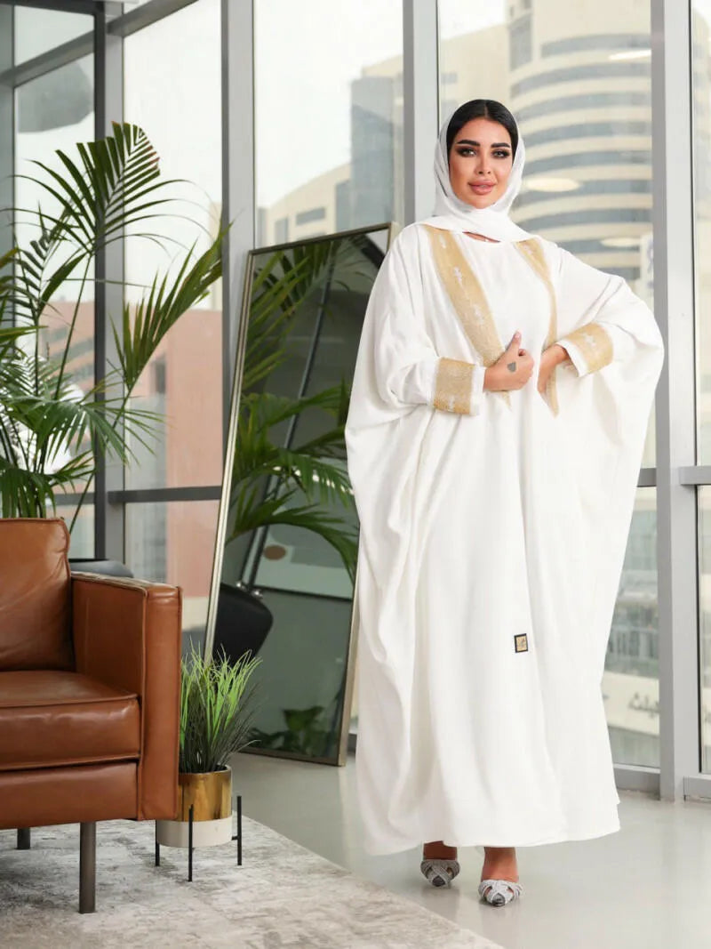 عباية كريب بيضاء بمقاس حر مع تطريز
