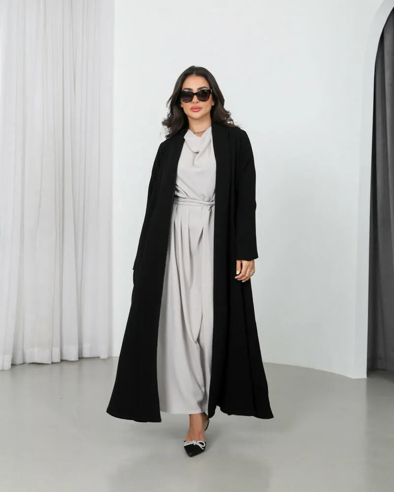 Crepe abaya with brim, embroidery and pleats