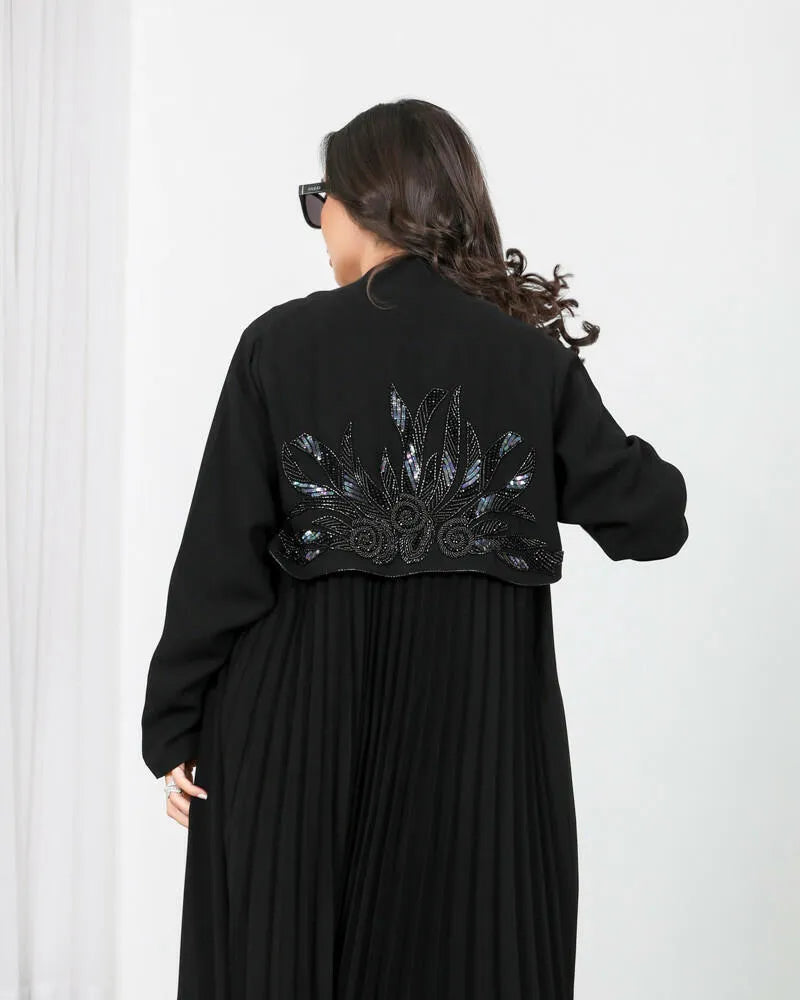 Crepe abaya with brim, embroidery and pleats