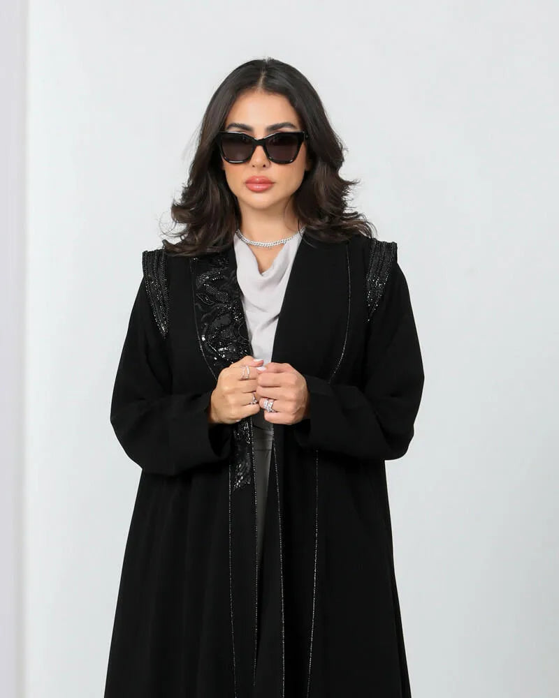 عباية كريب سوداء مع تطريز أسود