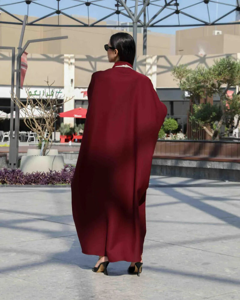 عباية كريب باللون العنابي مع تطريز ونقاط البولكا في الأمام