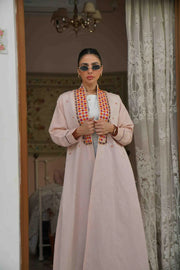 عباية كتان لون مشمشي مع تطريز، مبطنة بشيفون بنفسجي فاتح من الأمام