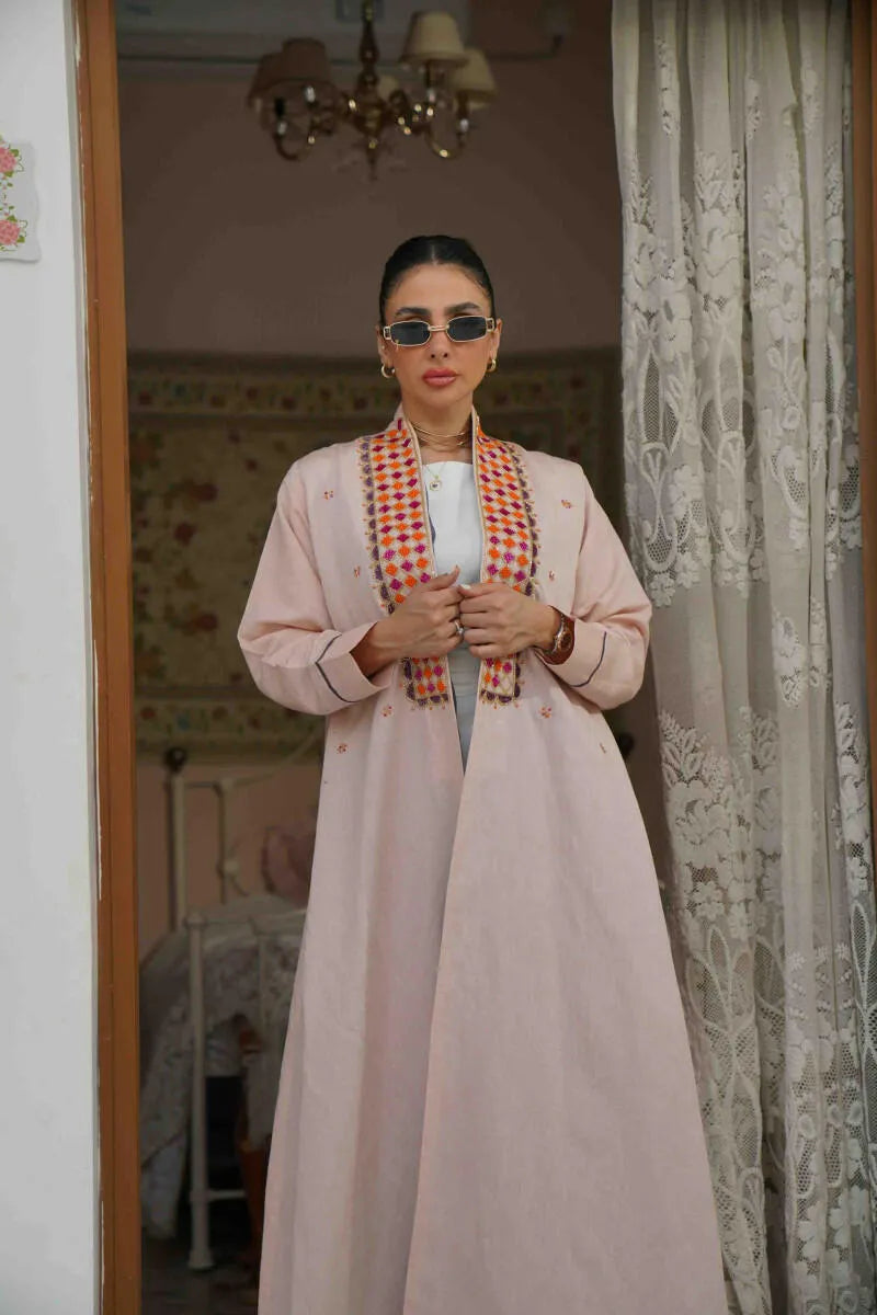 عباية كتان لون مشمشي مع تطريز، مبطنة بشيفون بنفسجي فاتح من الأمام