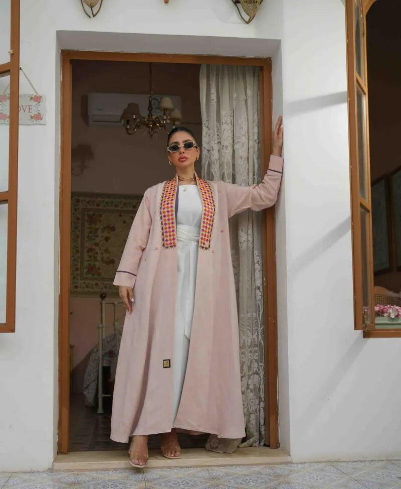 عباية كتان لون مشمشي مع تطريز، مبطنة بشيفون بنفسجي فاتح من الأمام