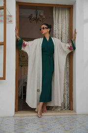 عباءة من الكتان البيج بأكمام خضراء وتطريز ملون