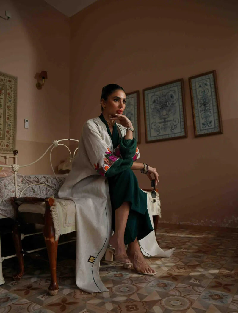 عباءة من الكتان البيج بأكمام خضراء وتطريز ملون