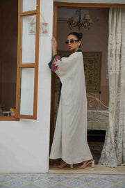 عباءة من الكتان البيج بأكمام خضراء وتطريز ملون