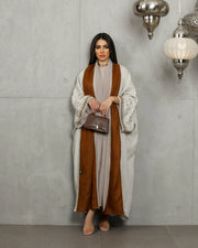 عباية كتان باللون البيج والبرتقالي مع تطريز على الأكمام