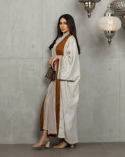 عباية كتان باللون البيج والبرتقالي مع تطريز على الأكمام