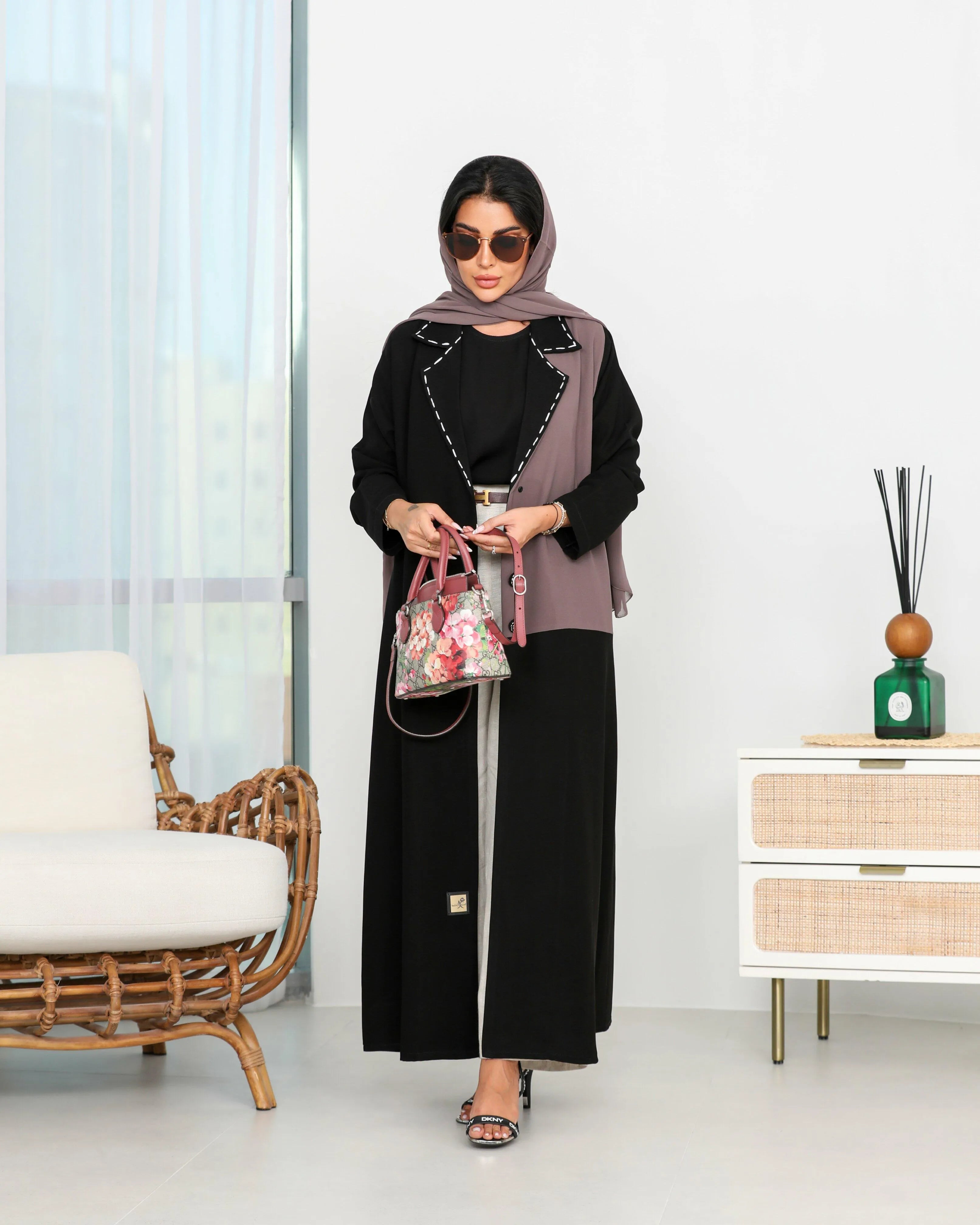 عباية بليزر كريب أسود وبيج