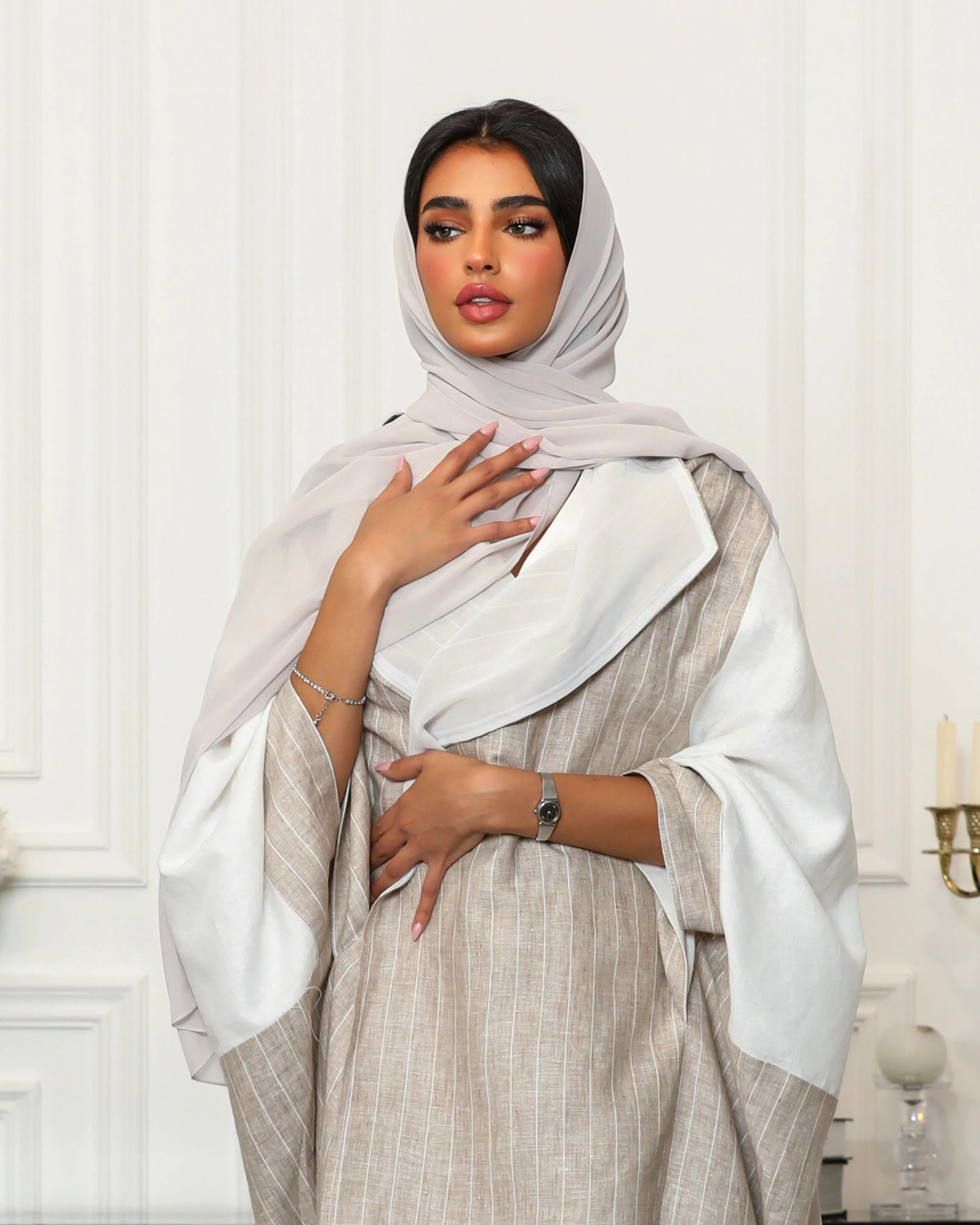 عباية بشت كتان مخططة باللون البيج