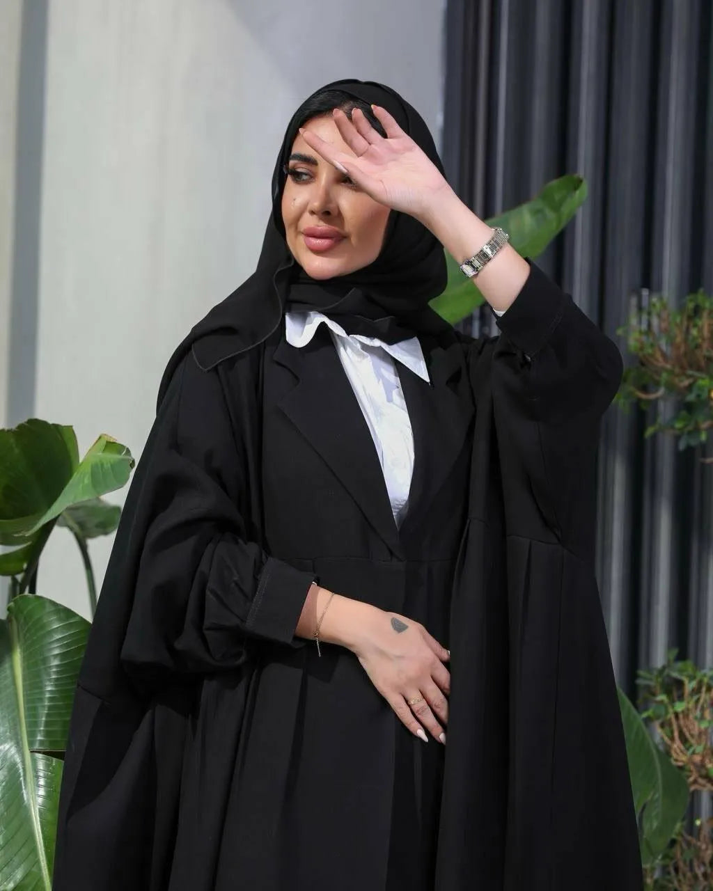 Black crepe abaya with a wide cut-free size