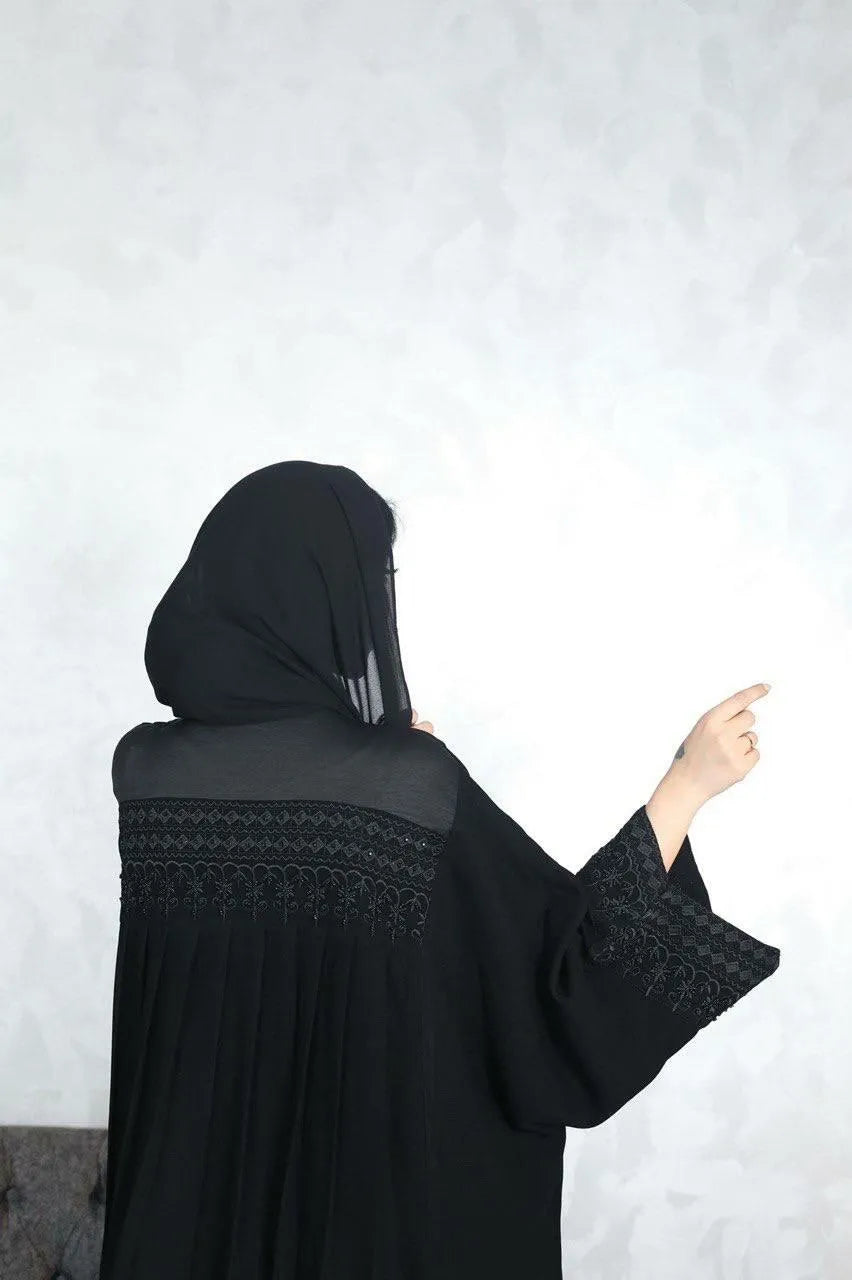 عباية بشت كريب سوداء مع تطريز