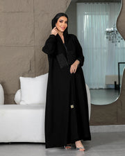 عباية كريب سوداء مع تطريز أسود من الحرير