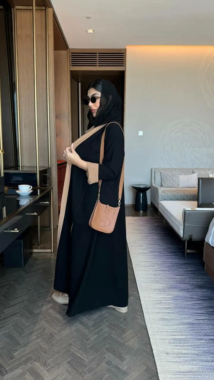 عباية كريب باللونين الأسود والبيج مع بليزر