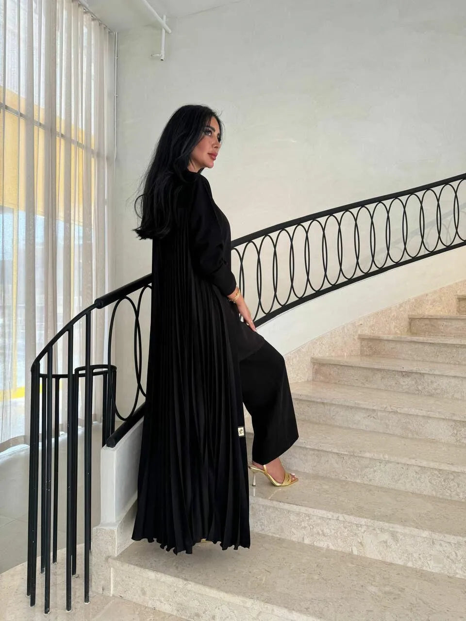 عباية كريب سوداء مع طيات من الأمام والخلف مقاس حر