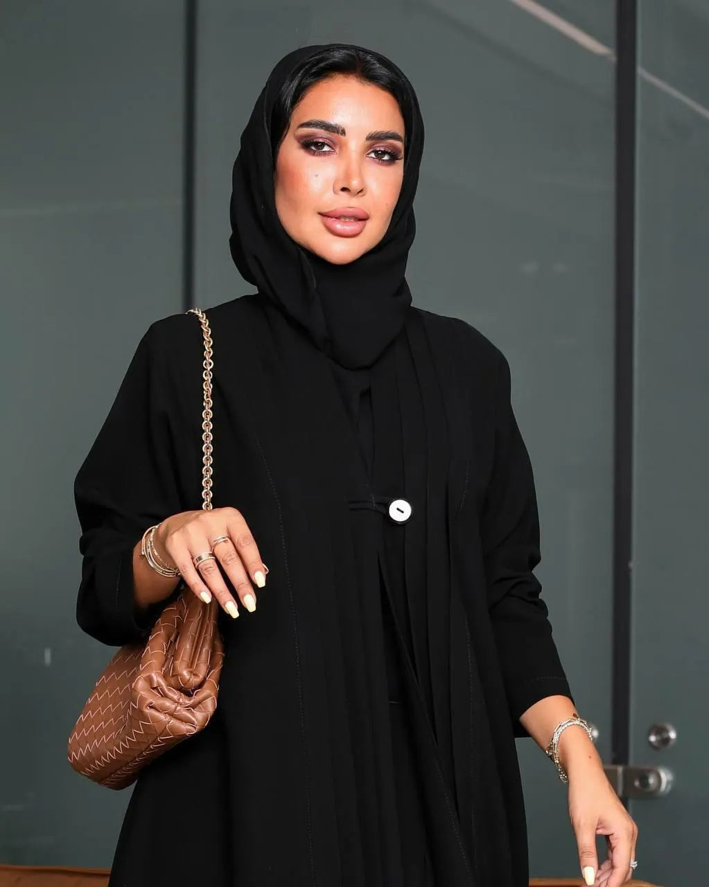 عباية كريب سوداء مع طيات في الأمام