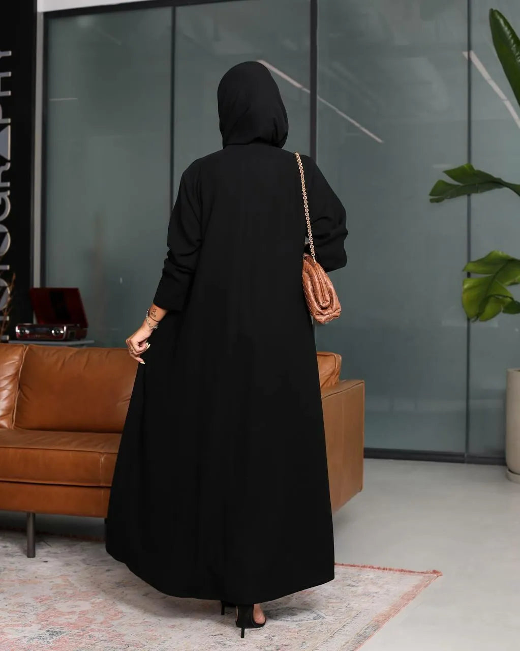 عباية كريب سوداء مع طيات في الأمام