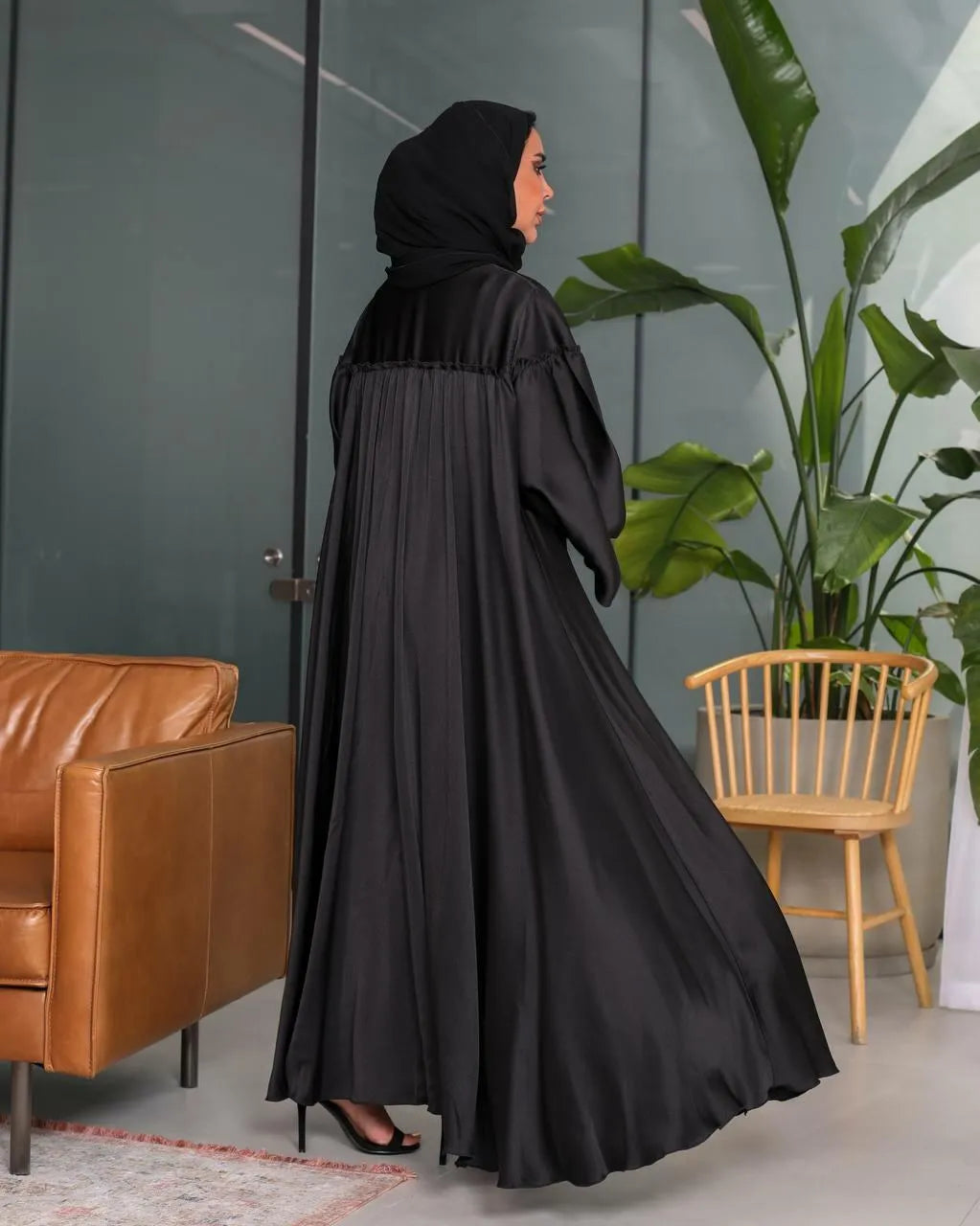 Black crepe abaya with pleats in the front and back -free size