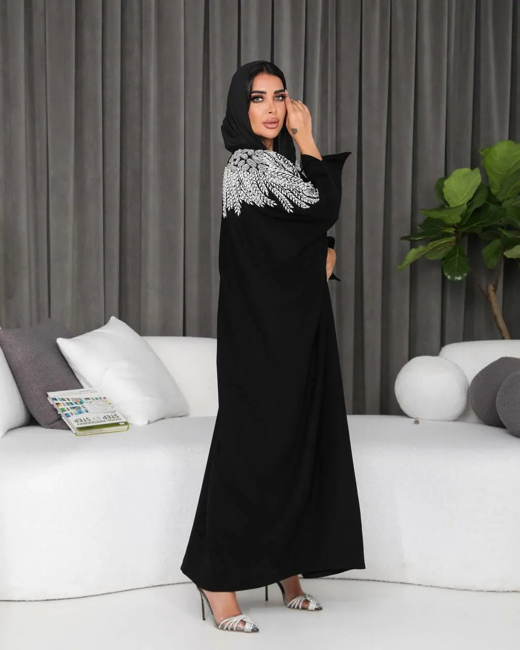 عباية كريب سوداء مع تطريز يدوي