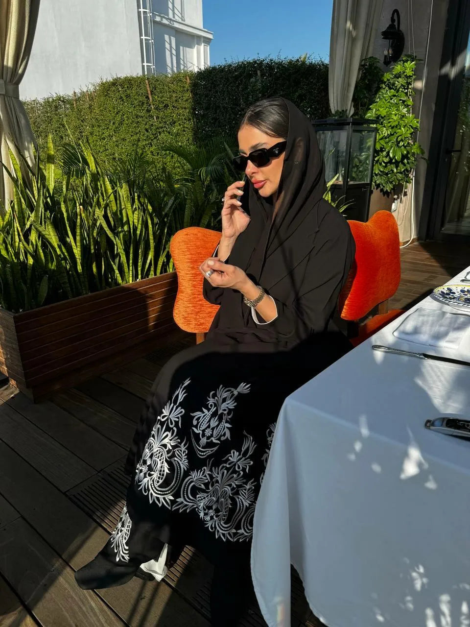 عباية كريب سوداء مع تطريز أبيض