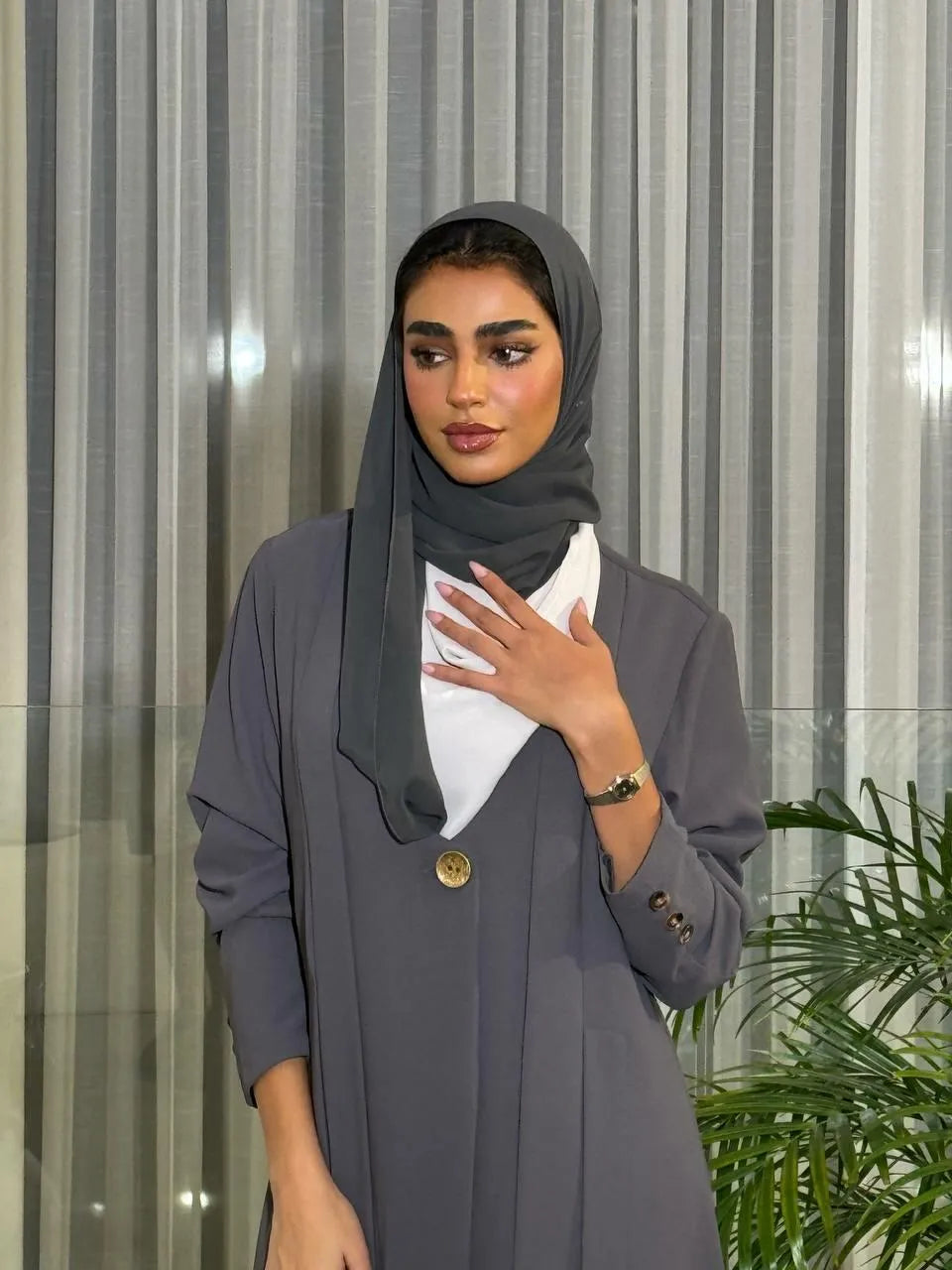 عباية رمادية من الكريب مع بليزر