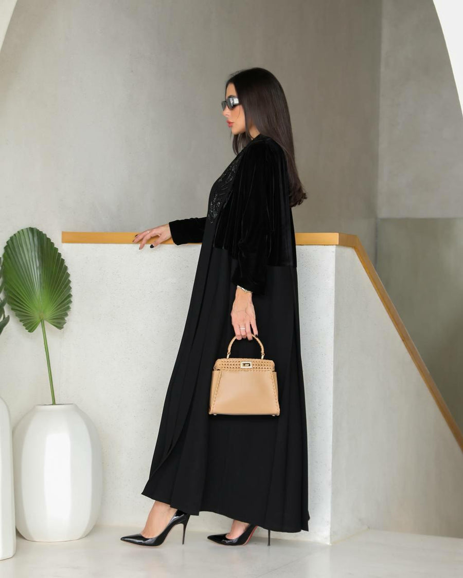 عباية سوداء من قماش الكريب مع تطريز على الياقة، مقاس بدون ياقة