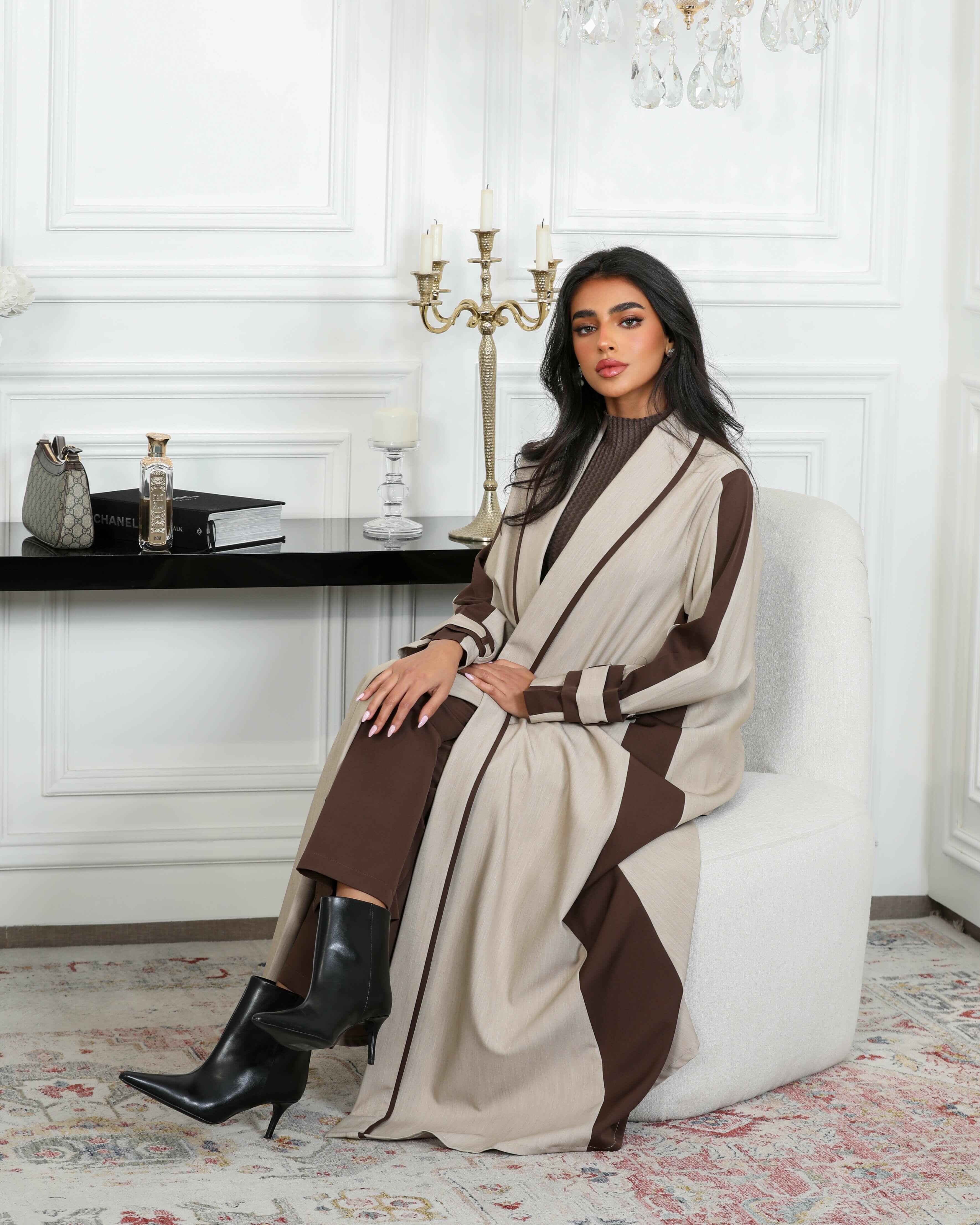 عباية بيج مع تطعيمات بنية