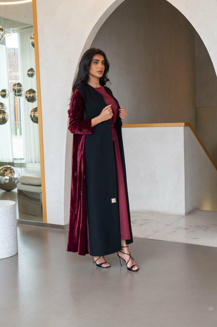 عباية من الكريب الأسود والمخمل العنابي