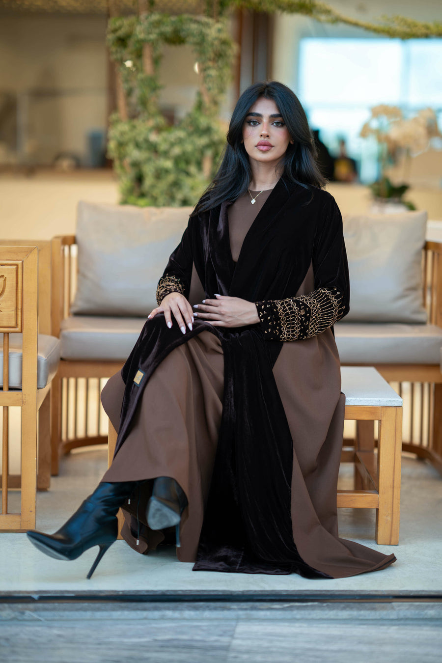 عباية مخملية باللونين الأسود والبني مع تطريز يدوي فاخر على الأكمام