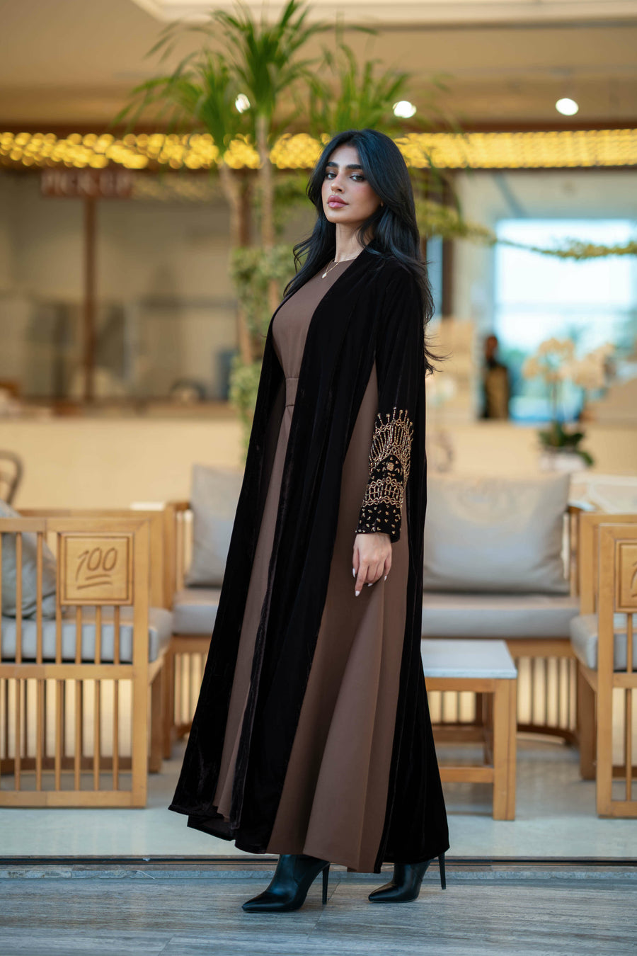 عباية مخملية باللونين الأسود والبني مع تطريز يدوي فاخر على الأكمام