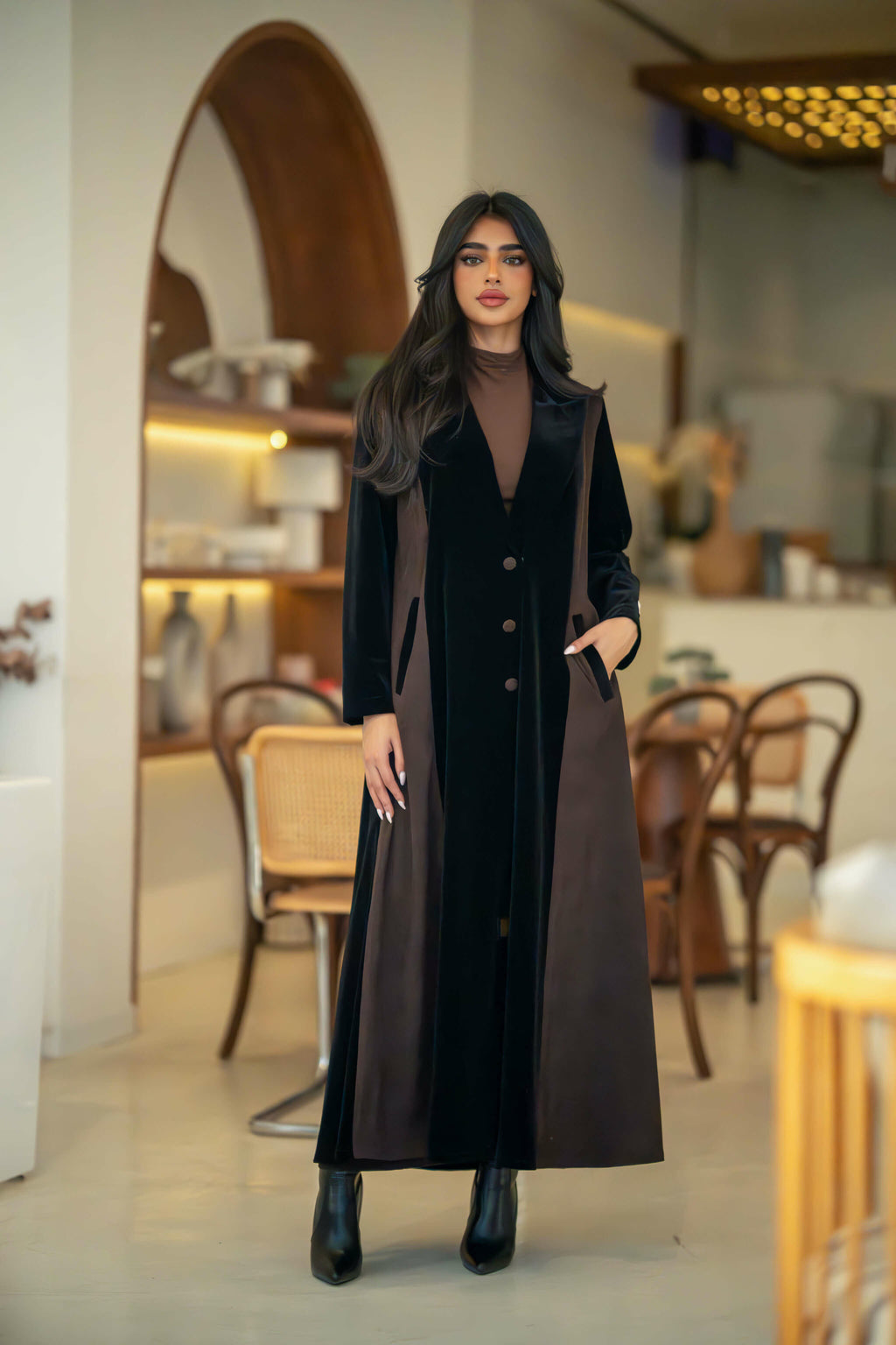 عباية كريب سوداء مع مخمل بني