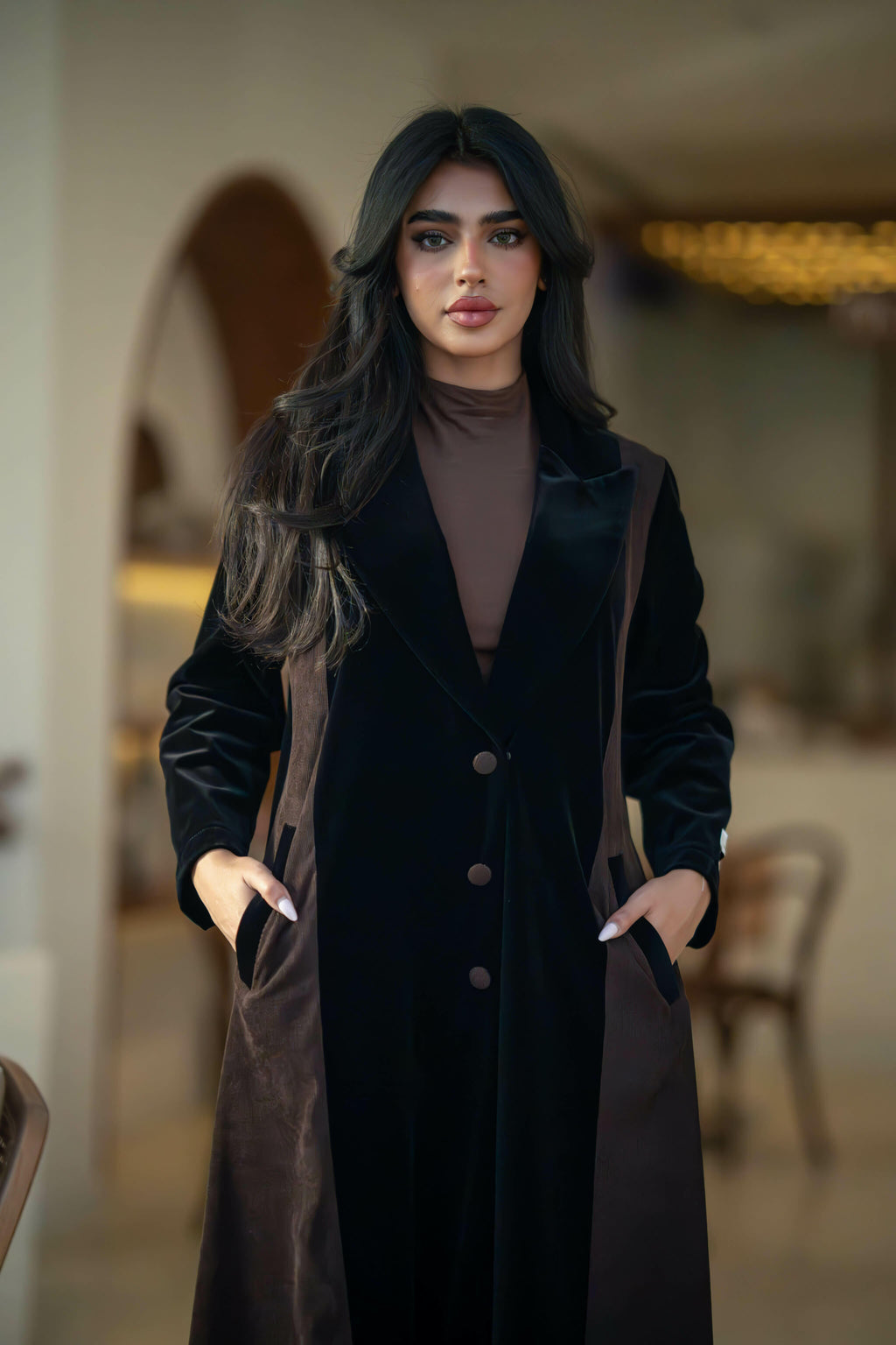 عباية كريب سوداء مع مخمل بني