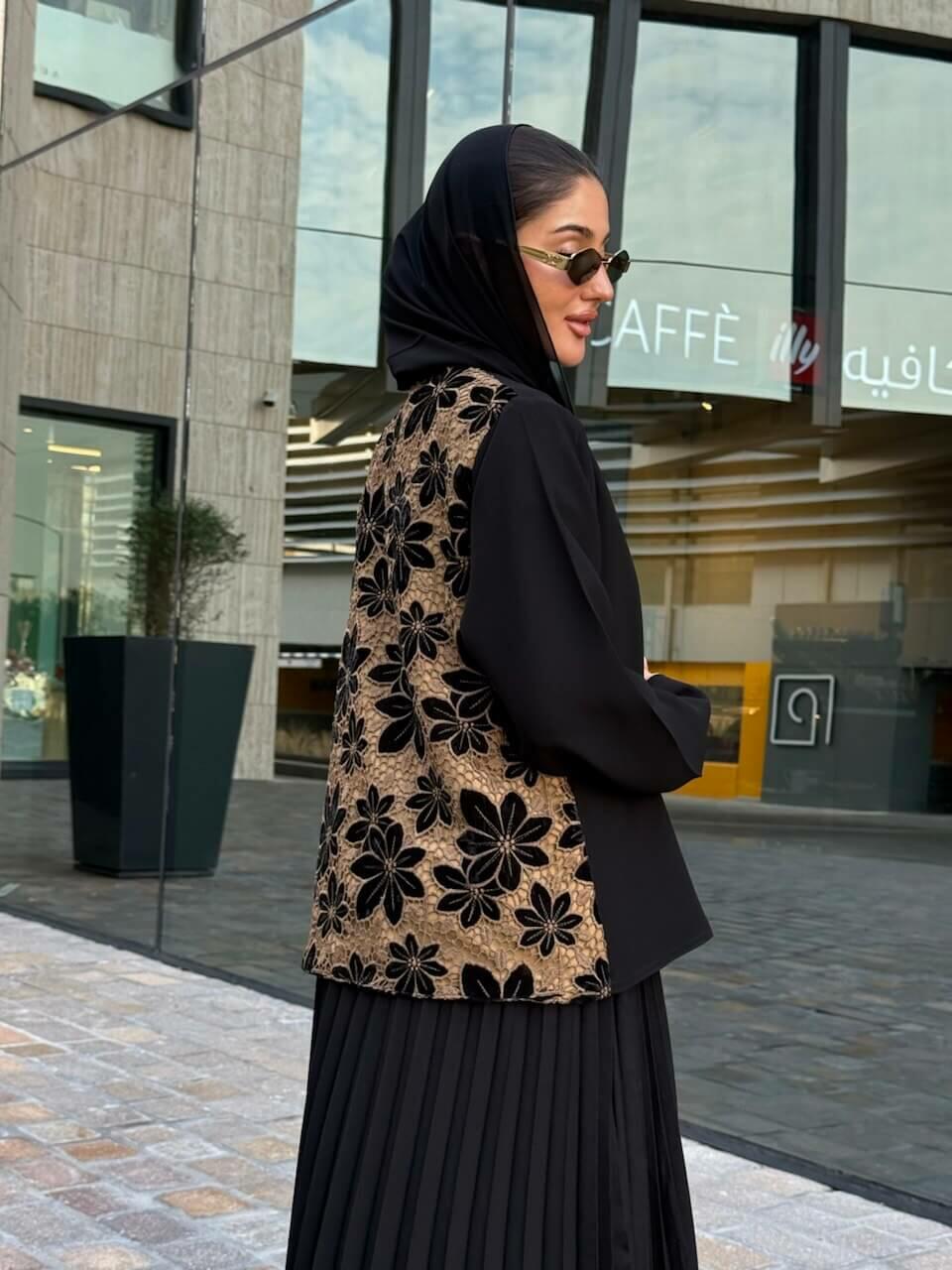 عباية كريب سوداء مع طيات