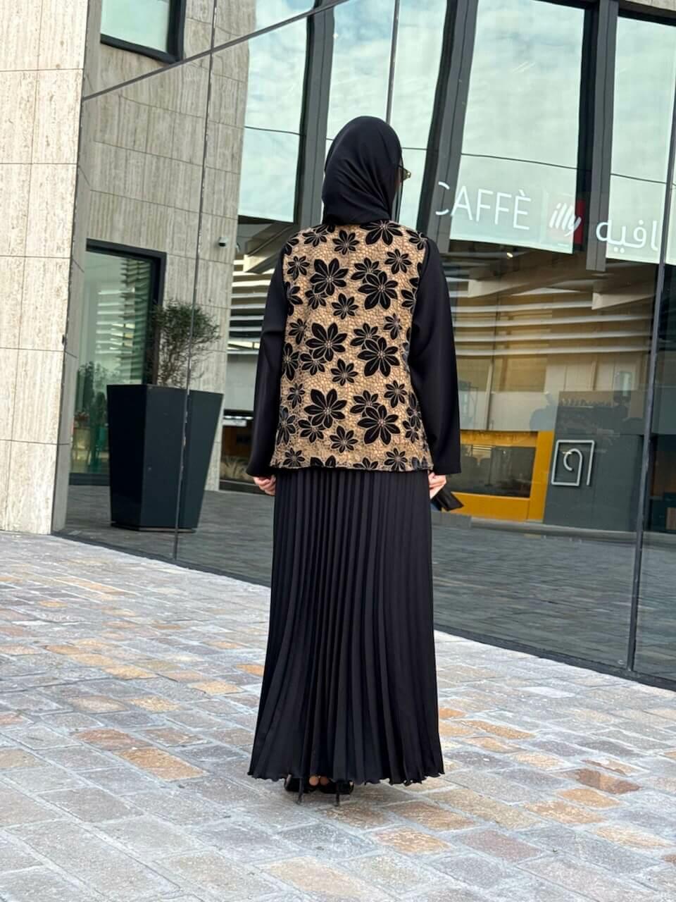 عباية كريب سوداء مع طيات