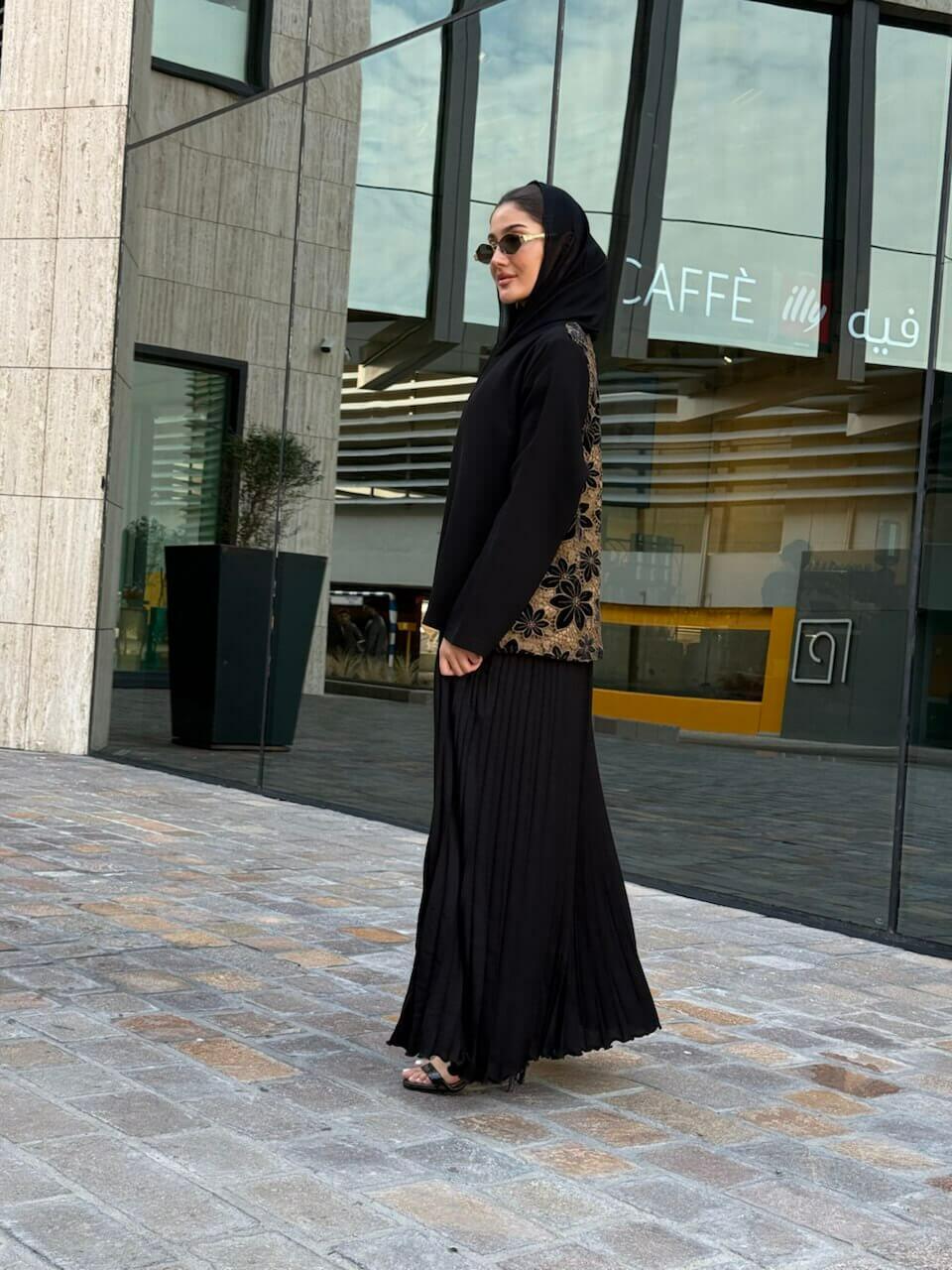 عباية كريب سوداء مع طيات