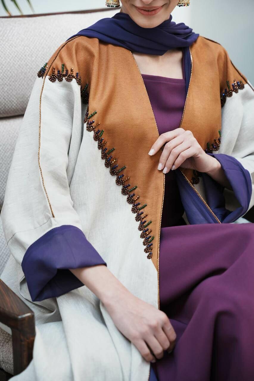 عباية بيج فاتح مع كتان جمل وساتان