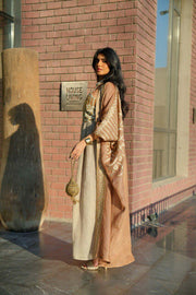 عباية بشت جمل مع فستان رمادي من قماش الكتان الجملي مع تطريز حروف